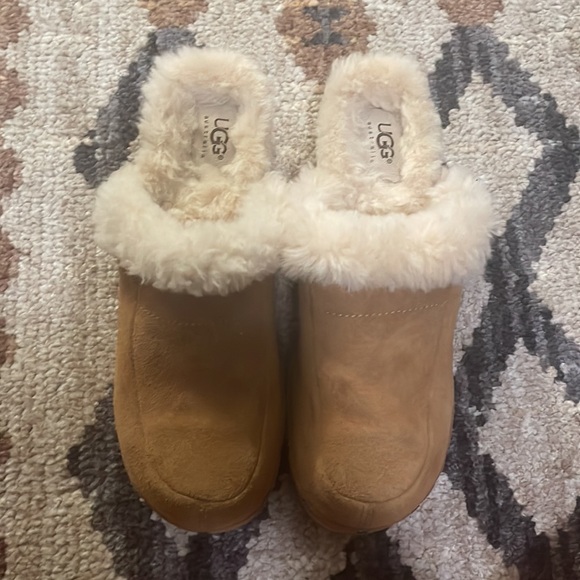 Wooden clog Uggs shoe size 6 but feet size 7 to 8 - Picture 2 of 7